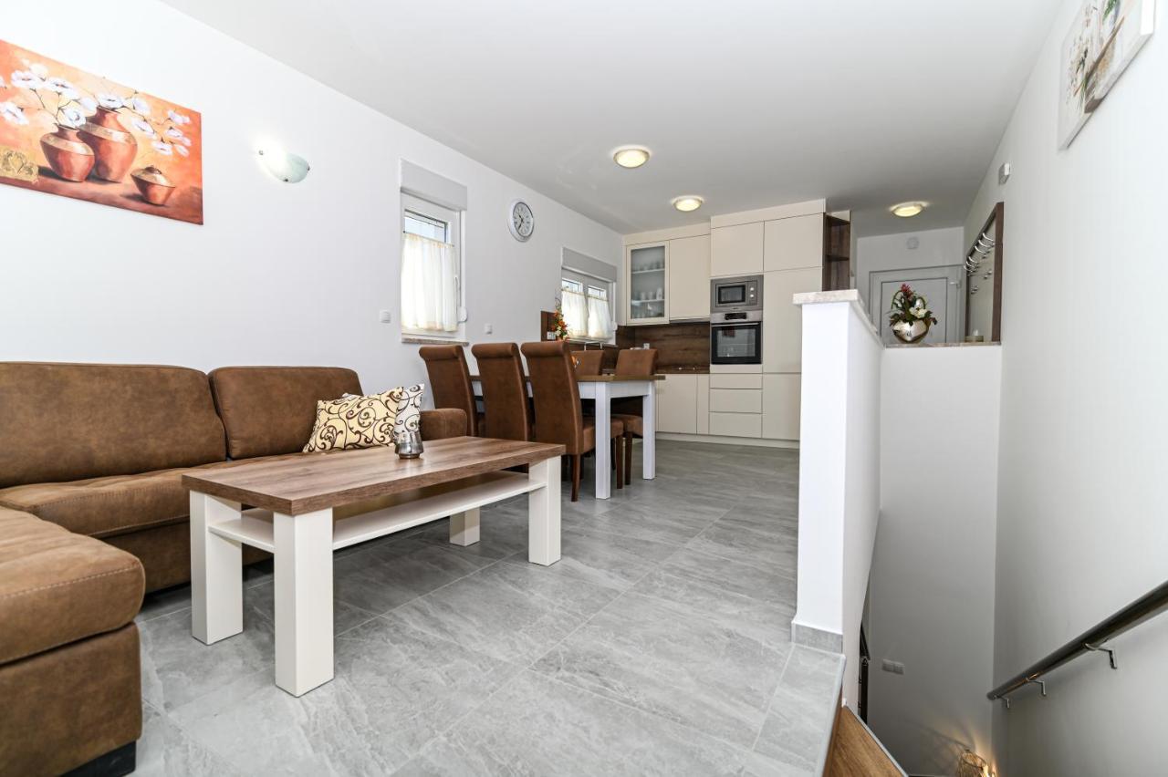 Luxury Apartment With Swimming Pool Ana Τρογκίρ Εξωτερικό φωτογραφία