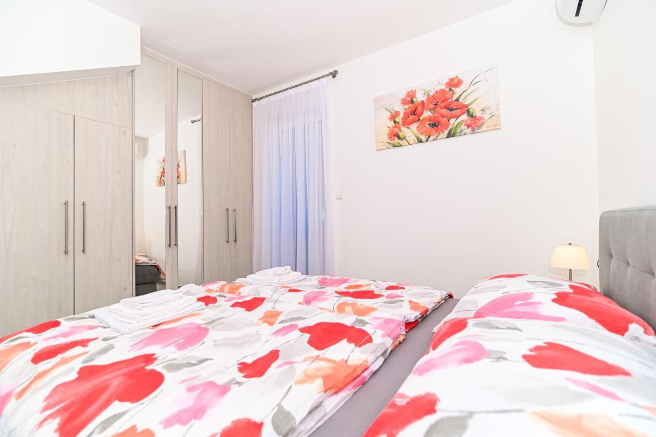 Luxury Apartment With Swimming Pool Ana Τρογκίρ Εξωτερικό φωτογραφία