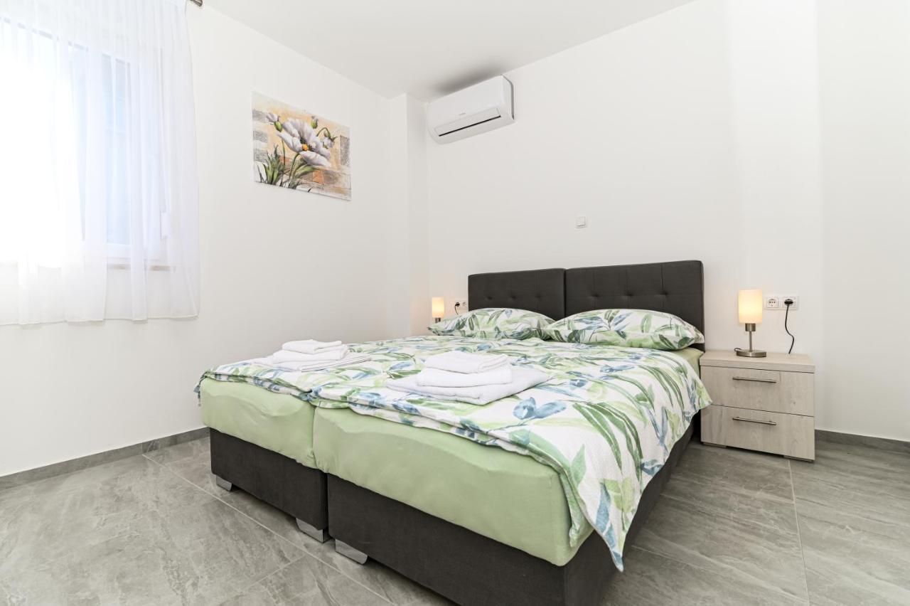 Luxury Apartment With Swimming Pool Ana Τρογκίρ Εξωτερικό φωτογραφία